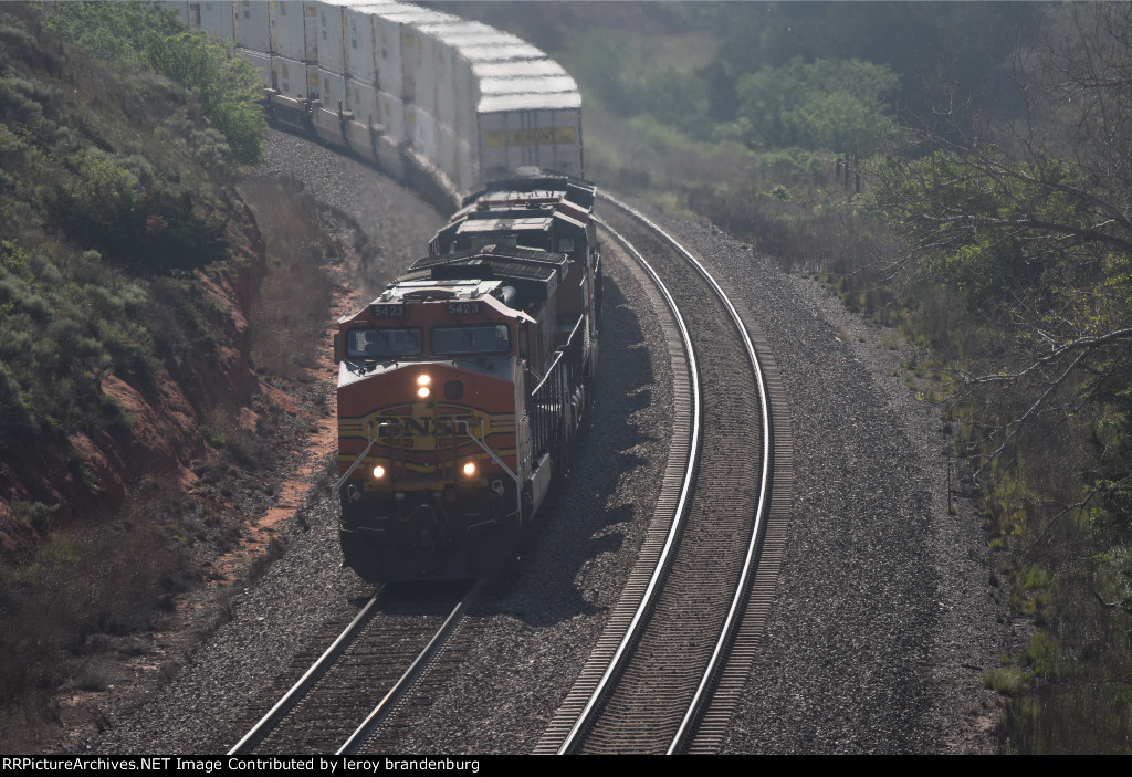 BNSF 5423 slowly grinding up the hill.